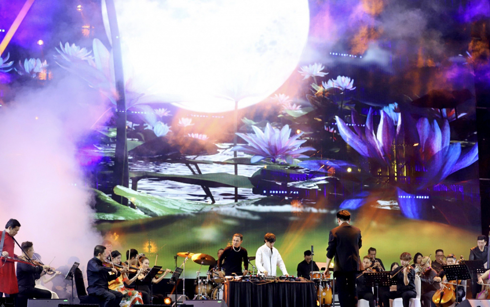Nghệ sĩ biểu diễn trong phần khai mạc Lễ hội Âm nhạc quốc tế Hò dô 2023 - ẢNH: TRUNG SƠN