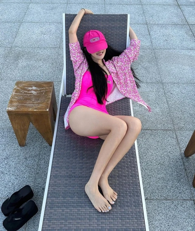 Cựu thành viên nhóm T-ara Hyomin thể hiện vẻ ngoài đáng yêu trong kỳ nghỉ bằng cách kết hợp áo sơ mi hoa, áo tắm và mũ màu hồng nóng bỏng