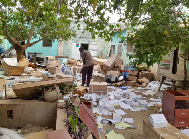 Một phòng tiêm chủng ở El Geneina, Sudan. Một quan chức Unicef ​​ở thủ đô Tây Darfur cho biết những kẻ tấn công đã phá hủy dây chuyền lạnh, vắc xin và một tòa nhà cũng như cướp phá các phương tiện giao thông. Ảnh: Unicef