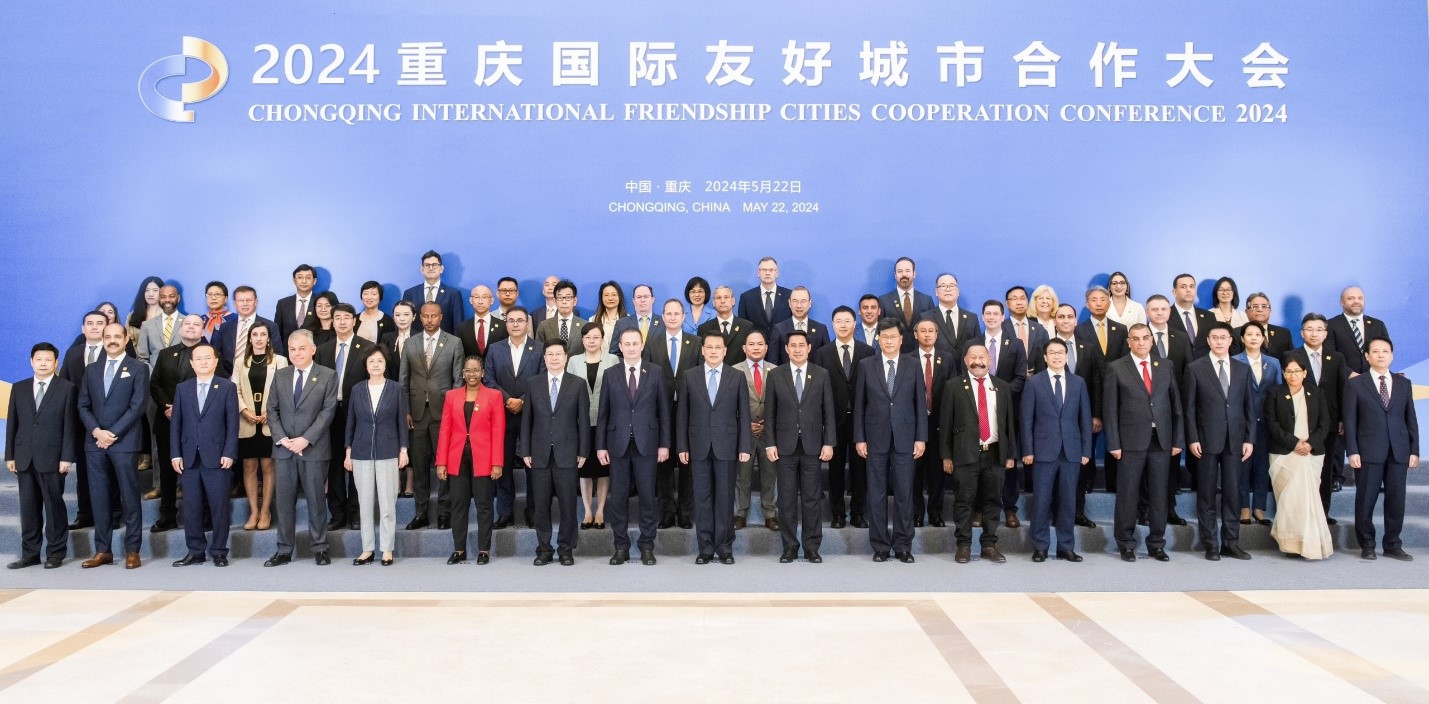 Lãnh đạo thành phố Trùng Khánh tiếp các trưởng đoàn quốc tế tham dự hội nghị - Ảnh: N.V.