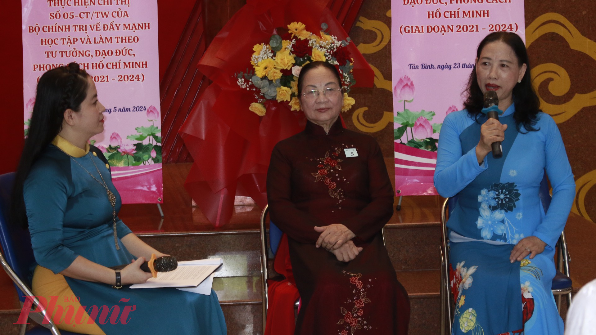 Nguyễn Thị Hoa - Chi hội trưởng chi hội phụ nữ khu phố 7, phường 13, quận Tân Bình giao lưu tại hội nghị.