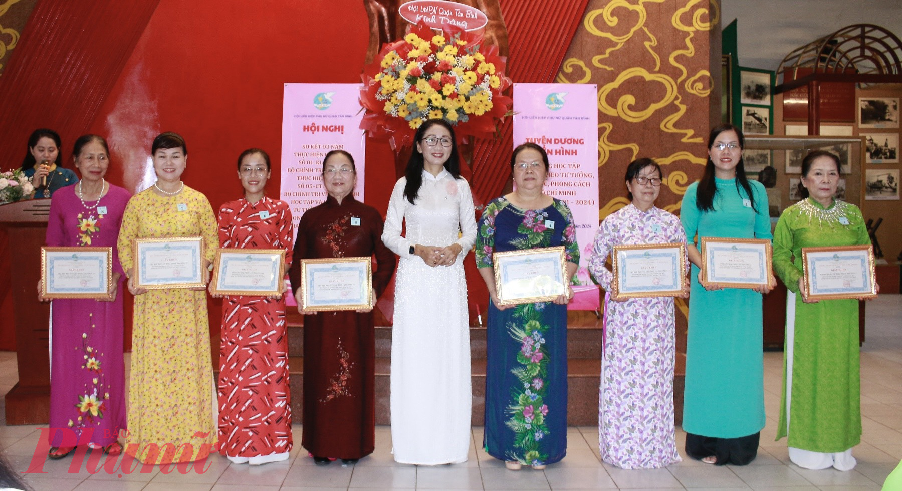 Chủ tịch Hội LHPN quận Tân Bình Đỗ Thị Ngọc Lan trao bằng khen cho cho 8 tập thể và 6 cá nhân có thành tích nổi bật trong việc học tập và làm theo tư tưởng, đạo đức, phong cách Hồ Chí Minh  giai đoạn 2021 - 2024.