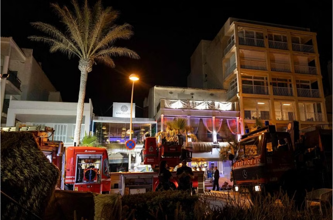 Xe cứu thương và xe cứu hỏa được nhìn thấy sau khi một tòa nhà hai tầng bị sập ở Playa de Palma, phía nam thủ đô Palma de Mallorca của hòn đảo Địa Trung Hải của Tây Ban Nha