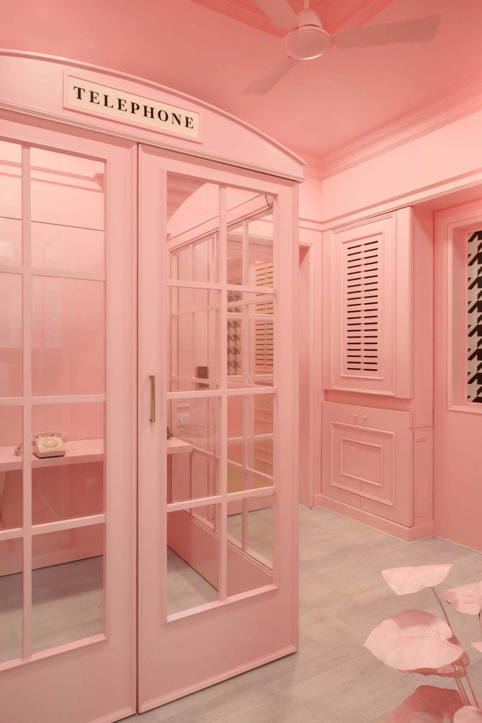 Thiên Bình, dấu hiệu của sự cân bằng và hài hòa, được tô màu hồng. Đó là màu sắc tỏa ra sự ấm áp, tình yêu và sự quyến rũ. Hãy nghĩ về những sắc thái mềm mại và những nét tinh tế. Một chiếc chăn màu hồng hoặc những chiếc đệm màu hồng có thể tạo thêm nét lãng mạn cho phòng khách của bạn. Để có điều gì đó nổi bật hơn, hãy xem xét rèm cửa màu hồng hoặc bức tường màu hồng trong phòng ngủ của bạn.