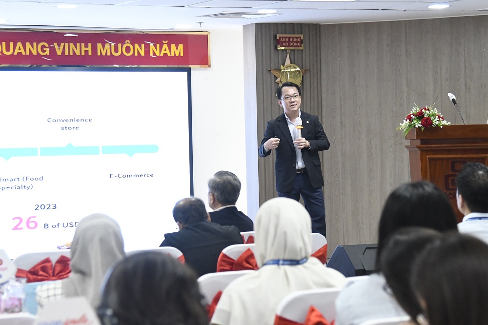 Ông Nguyễn Anh Đức - Tổng giám đốc Saigon Co.op - trình bày về thị trường bán lẻ Việt Nam - Ảnh: Saigon Co.op