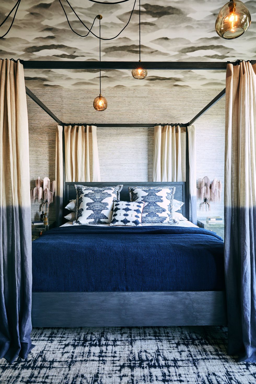 Hoàn thiện với các điểm nhấn theo phong cách Art Deco, phòng ngủ chính này của Jeff Schlarb Design Studio có đầy đủ các họa tiết, hoa văn và màu sắc.