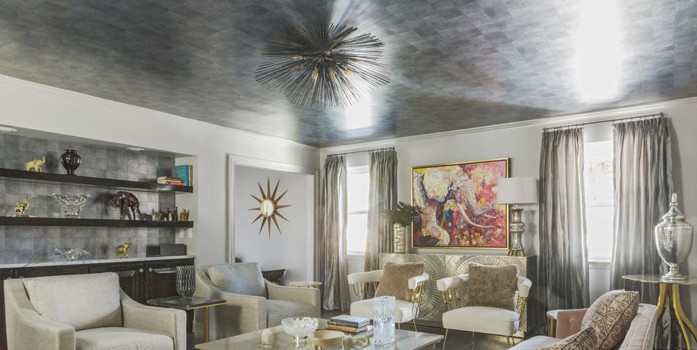 Trong phòng khách trang trọng này, mọi ánh nhìn sẽ bị thu hút vào trần nhà bằng giấy dán tường vinyl. Thiết kế bởi Eclectic Home .