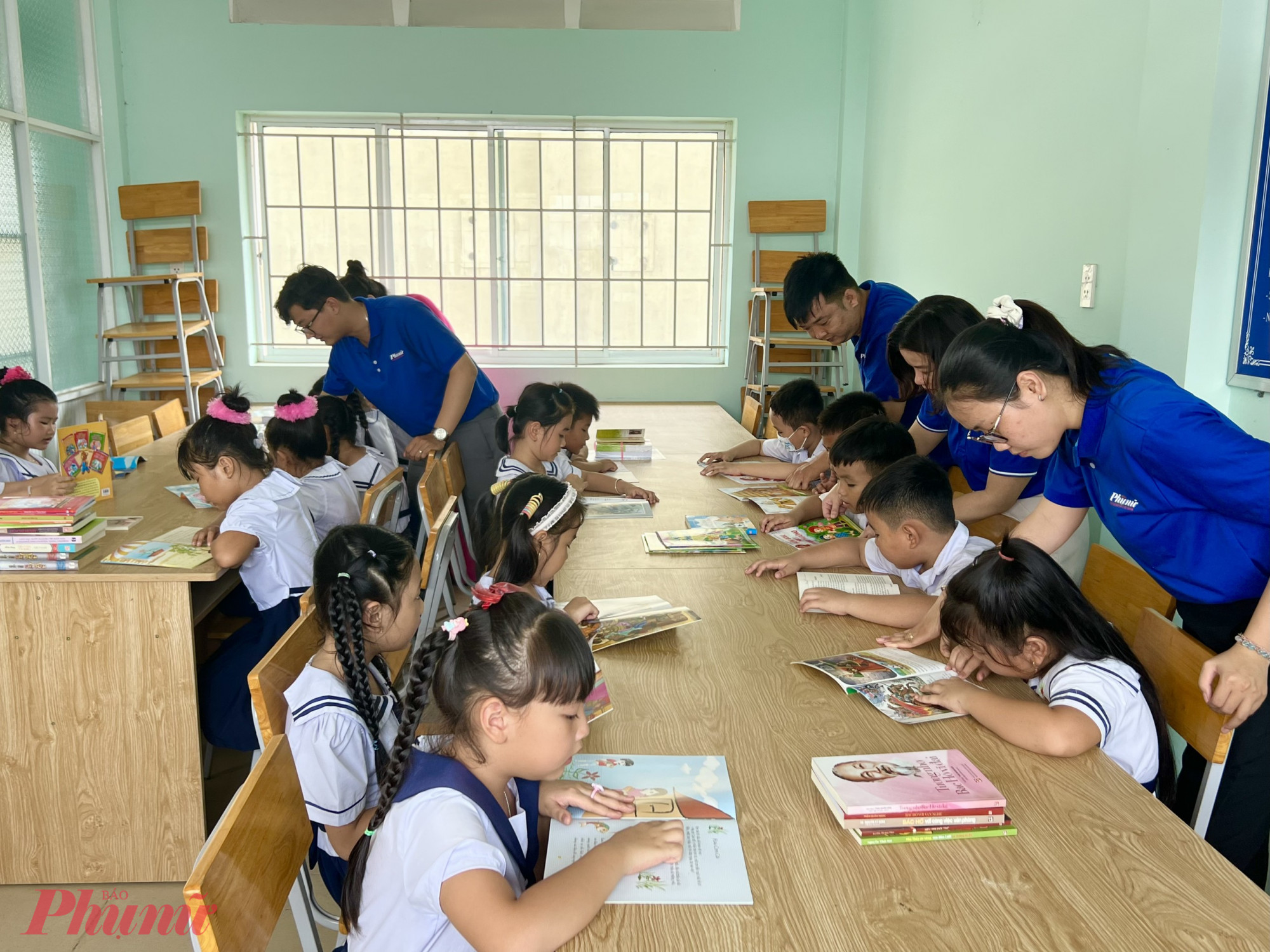 Đoàn viên Chi đoàn Báo Phụ nữ TPHCM cùng đọc sách với các em học sinh. Tủ sách Bác Hồ chắp cánh ước mơ là chương trình do Chi đoàn cơ sở Báo Phụ nữ TP. Hồ Chí Minh phát động 
