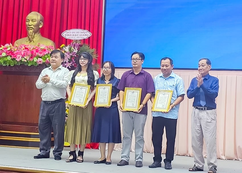 Tác giả Huỳnh Lợi (thứ hai từ phải sang) nhận giải