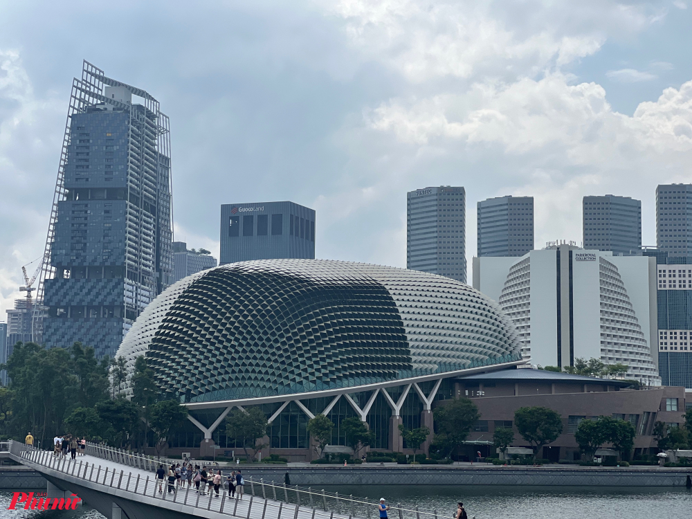 Theo Tổng Cục Du lịch Singapore (STB) khởi động chiến dịch toàn cầu Made in Singapore vào tháng 9/2023 nhằm truyền cảm hứng và khuyến khích du khách lựa chọn Singapore là điểm đến du lịch tiếp theo. Từ đó, thị trường khách Việt Nam cũng ngày càng quan trọng đối với quốc đảo Sư Tử này. Theo đại diện Hãng hàng không quốc gia Việt Nam (Vietnam Airlines), Singapore là một thị trường chiến lược quan trọng của Hãng tại khu vực Đông Nam Á. Hiện hãng đang khai thác 21 chuyến bay mỗi tuần giữa Hà Nội, TPHCM và Singapore (7 chuyến/tuần từ Hà Nội và 14 chuyến/tuần từ TPHCM). Dung lượng vận tải thị trường Việt Nam - Singapore đạt 2,5 triệu lượt khách năm 2023, bằng khoảng 90% so với cùng kì 2019. Năm 2023, riêng Vietnam Airlines đã vận chuyển 477.000 lượt khách giữa hai nước, tăng 66,7% so với năm 2022 và ở mức 83% so với năm 2019. (Trong ảnh: Một góc các công trình kiến trúc hiện đại của Singapore tại công viên sư tử biển - Merlion Park nổi tiếng).