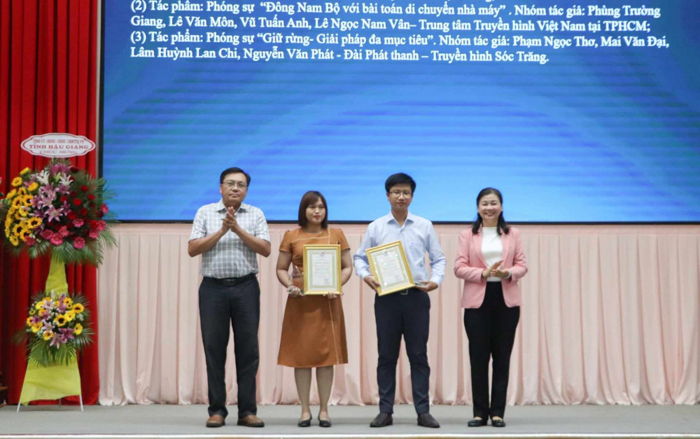 Bà Lý Việt Trung - Tổng biên tập Báo Phụ nữ TPHCM, Phó chủ tịch Hội Nhà báo TPHCM (bìa phải) - trao giải cho các tác giả
