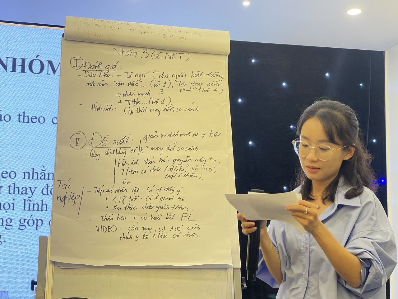 Phóng viên Song Trà, báo Thanh Niên đại diện nhóm học viên chia sẻ những đề xuất trong đưa tin bài về nhóm dễ bị tổn thương
