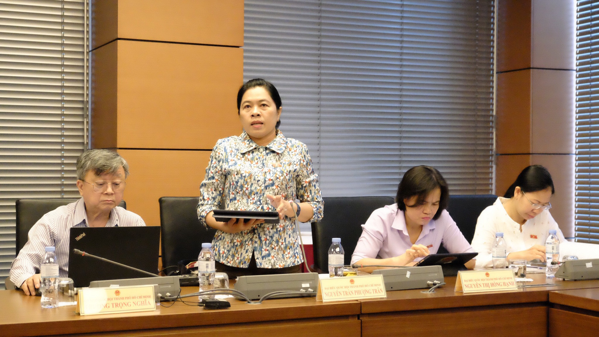 ĐBQH Nguyễn Trần Phượng Trân phát biểu tại phiên thảo luận tổ của Quốc hội