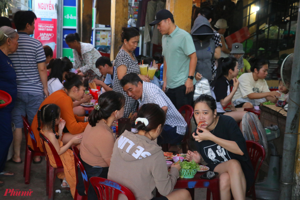 Trong các món ẩm thực, món bánh xèo cá kình  được các O(cô) các mệ (bà) bày bán ở chợ nổi tiếng khắp xứ Huế