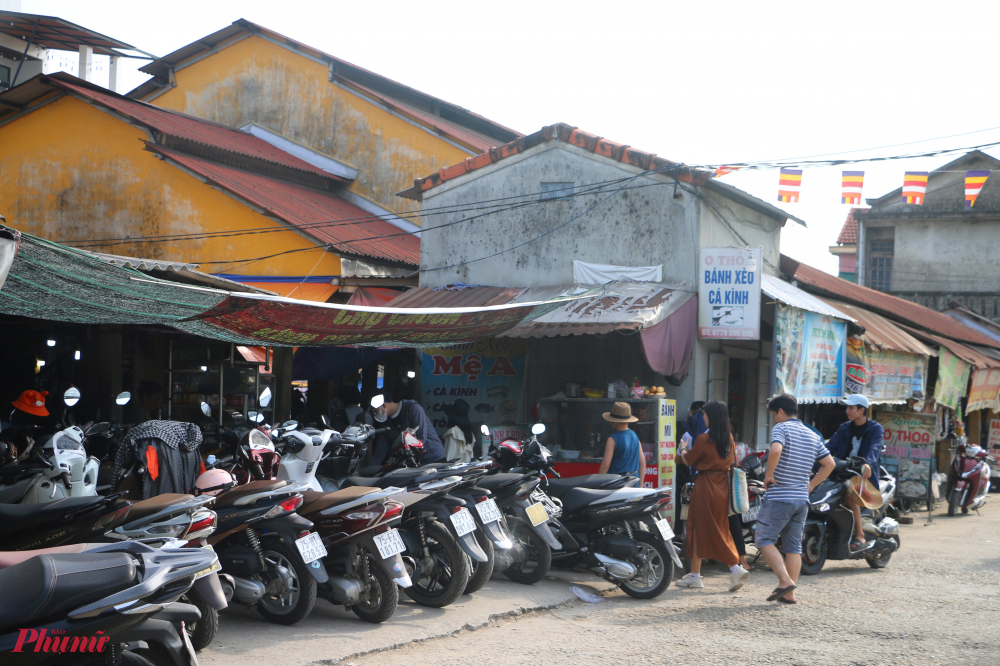 Buổi sáng, chợ làng Chuồn ( xã Phú An, huyện Phú Vang) nhộn nhịp. Điều làm nên sự sôi động của chợ làng Chuồn chính là những sản vật đầm phá.