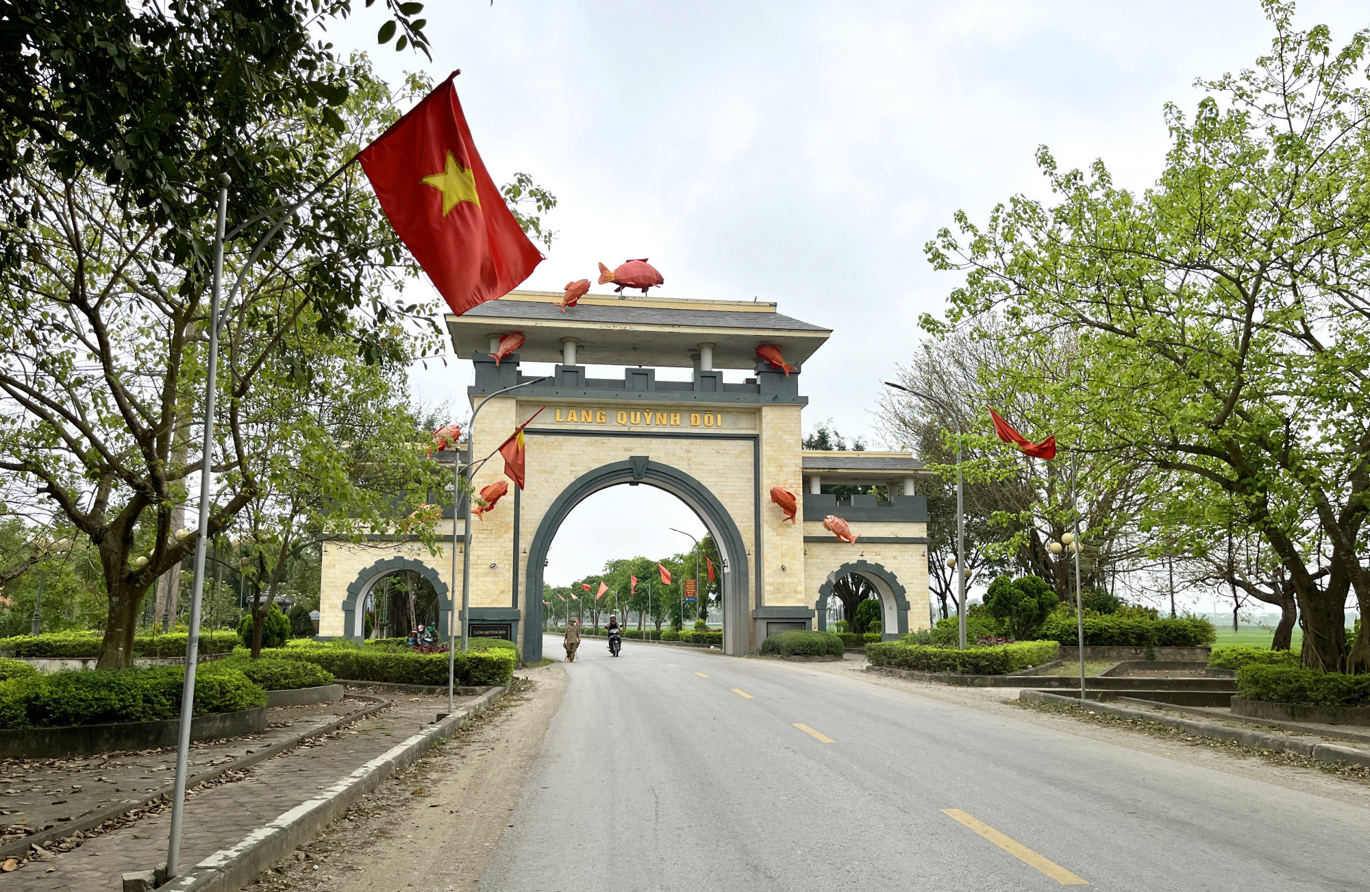 Cổng làng Quỳnh Đôi - Ảnh: Phan Ngọc