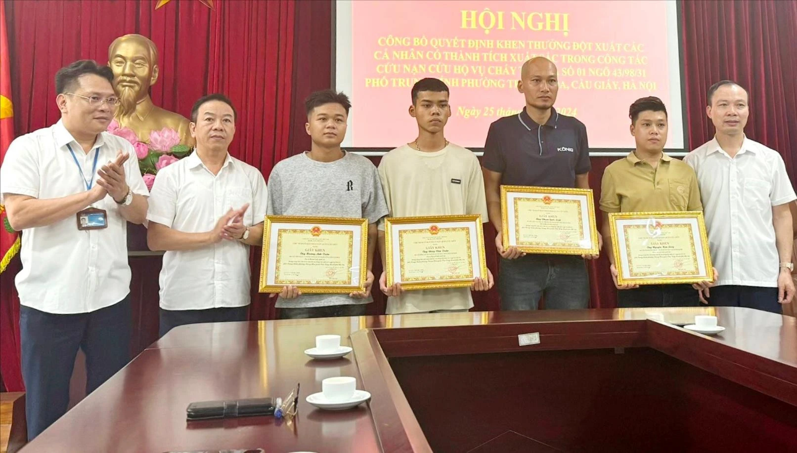 4 công dân được khen thưởng vì cứu người mắc kẹt trong vụ cháy nhà trọ ở đường Trung Kính