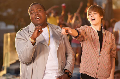 Sean Kingston (trái) và Justin Bieber (phải) được yêu thích khi hợp tác trong MV Eenie Meenie