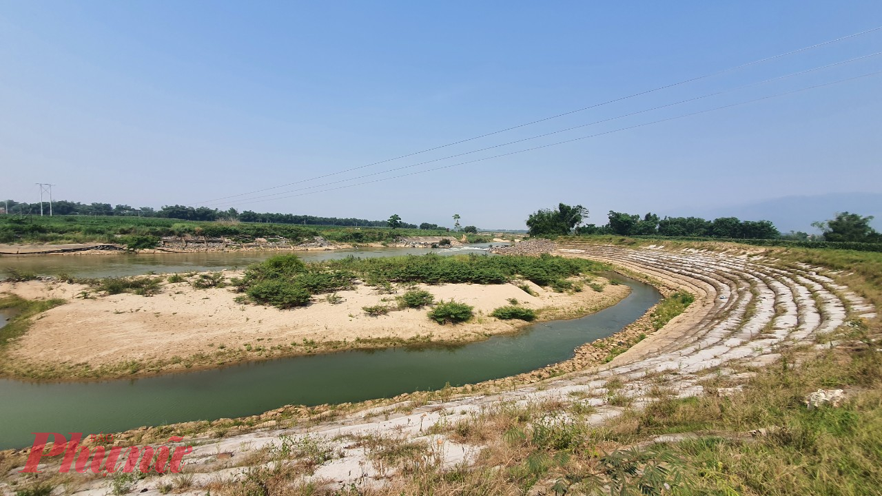 Xói lở nghiêm trọng ở hạ lưu đập tạm Quảng Huế buộc tỉnh Quảng Nam và huyện Đại Lộc phải chi hàng chục tỉ để gia cố