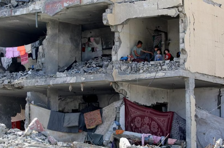 Một tòa nhà dân cư bị hư hại sau cuộc không kích của Israel ở Rafah, miền nam Gaza ngày 22/5. ẢNH: AFP