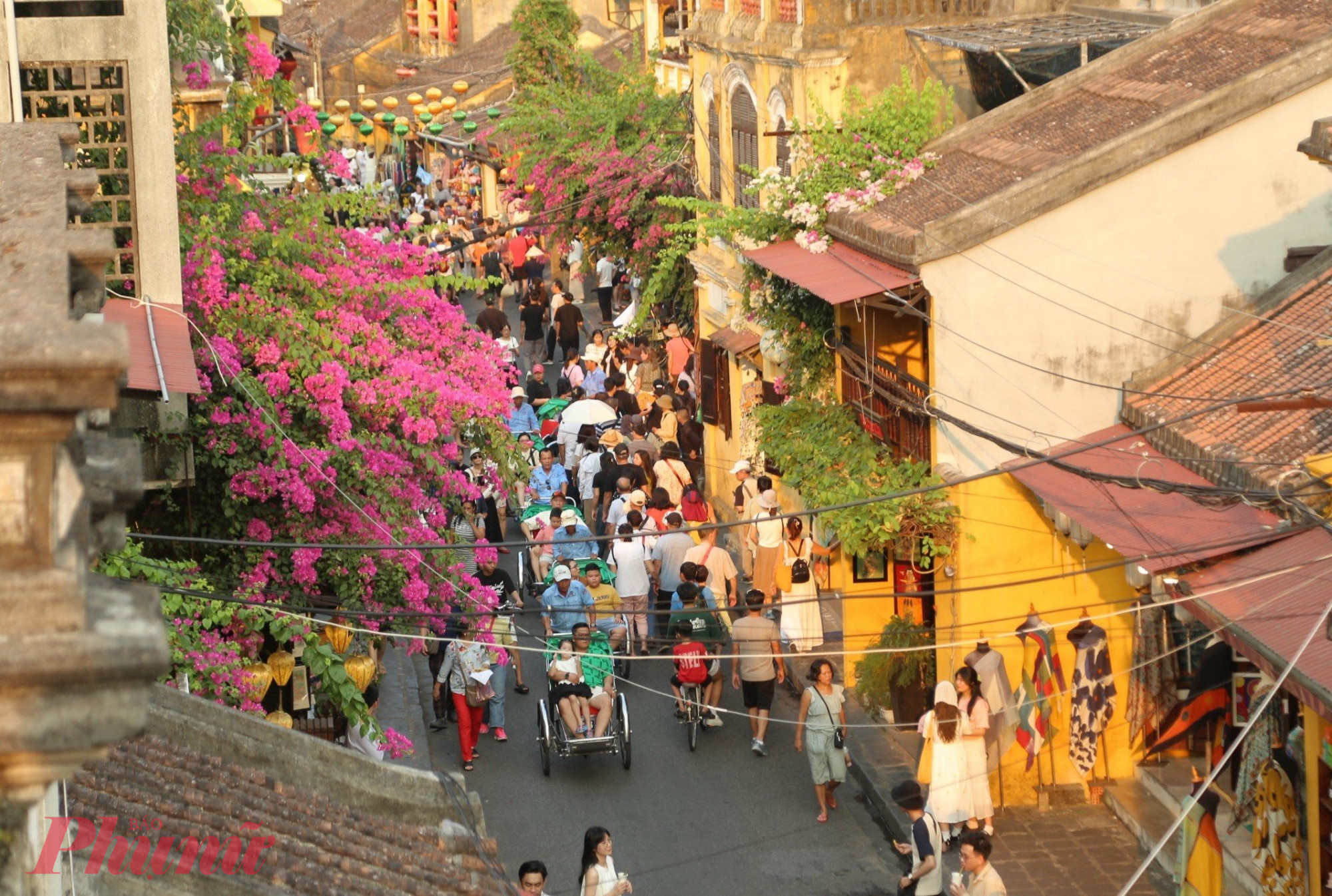 Đây là con đường trung tâm của phố cổ Hội An thu hút nhiều khách du lịch bởi vẻ đẹp rất riêng.