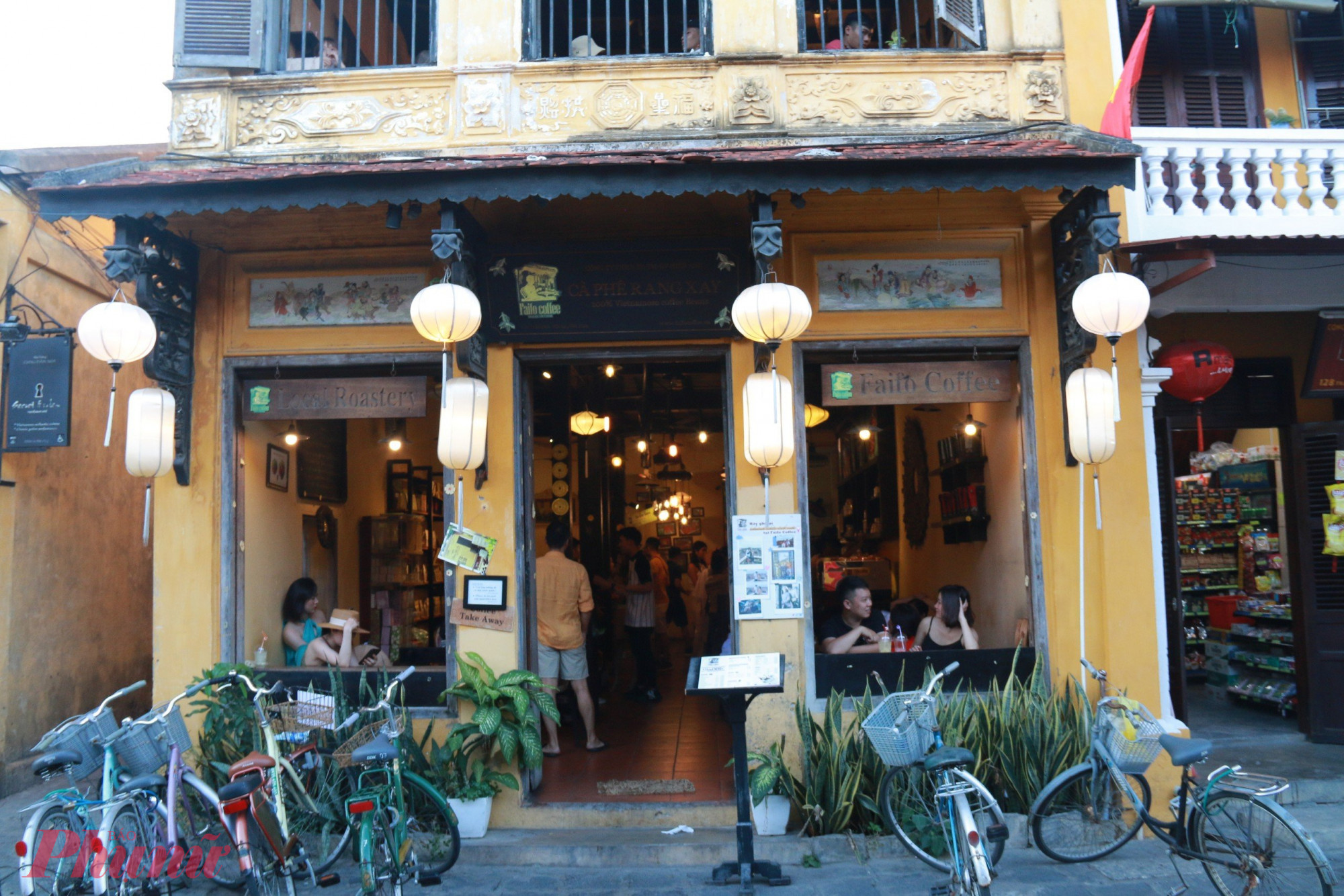 Với góc nhìn bao quát phố cổ từ gác thượng, quán cà phê Faifo thường đông nghịt khách trẻ đến 