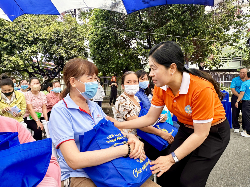 Bà Nguyễn Trần Phượng Trân - Chủ tịch Hội LHPN TPHCM - tặng quà cho chị em công nhân mắc bệnh hiểm nghèo