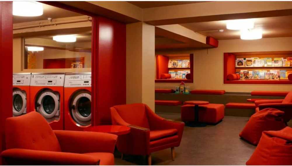 Quán cà phê Laundromat - Copenhagen, Đan Mạch Quán này có sách và trò chơi phục vụ khách chờ giặt quần áo. Khởi đầu là tiệm giặt tự động, giờ trở thành nơi cà phê nói chuyện của người đến giặt sấy. Ảnh: Cà phê Laundromat