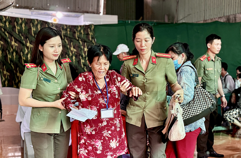 Ban Phụ nữ Công an tỉnh An Giang phối hợp cùng các đơn vị liên quan, tổ chức chương trình khám bệnh, cấp phát thuốc miễn phí cho người bị khiếm thị 