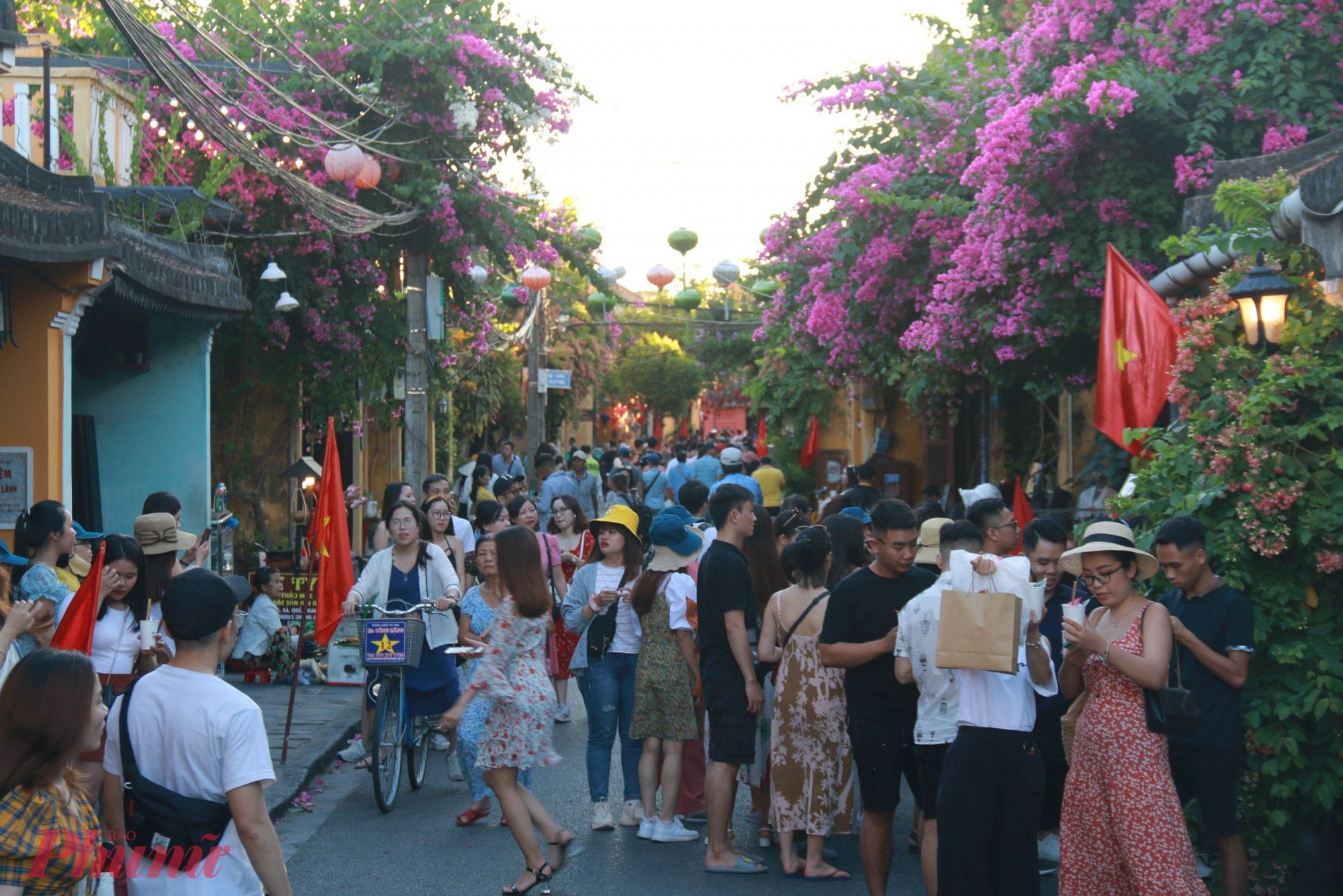 Không chỉ có những kiến trúc cổ mà đường Trần Phú còn có rất nhiều góc chụp hình đẹp với hàng hoa giấy, trong đó có 2 địa điểm rất được ưa thích là ngã tư Trần Phú-Trần Quý Cáp và ngã tư Trần Phú-Lê Lợi.