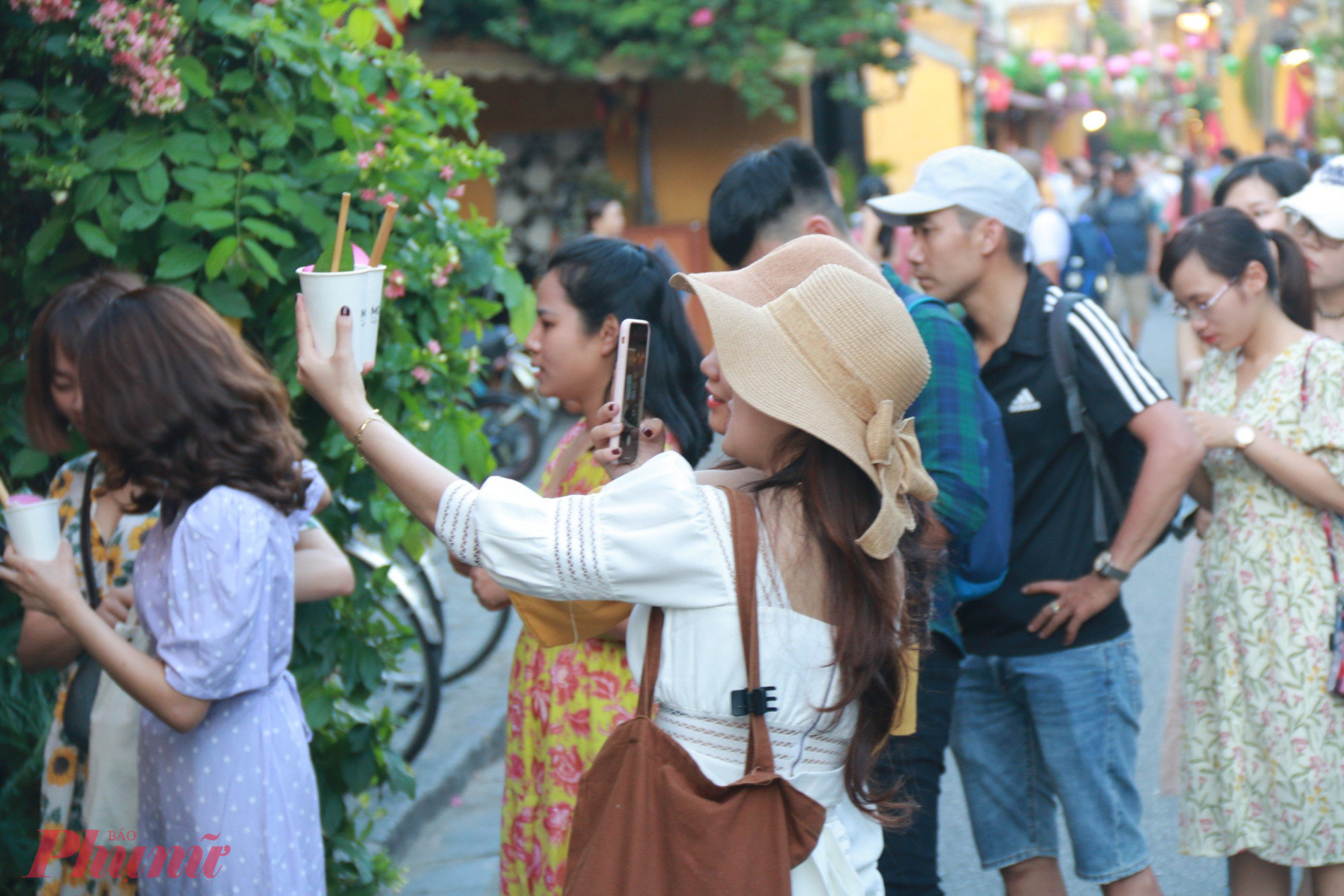 Du khách đi dạo trên đường Trần Phú cũng không thể bỏ qua quán nước Mót Hội An ở 150 Trần Phú.