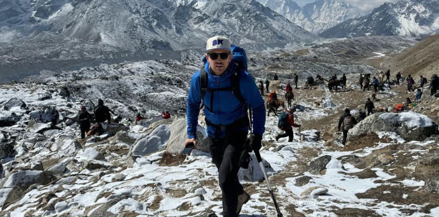 Dan Paterson (ảnh) và hướng dẫn viên người Nepal Pastenji Sherpa đã lên đến đỉnh vào ngày 21 tháng 5, nhưng kể từ đó không có tin tức gì, theo đối tác của anh. Ảnh: @DANPATWCF