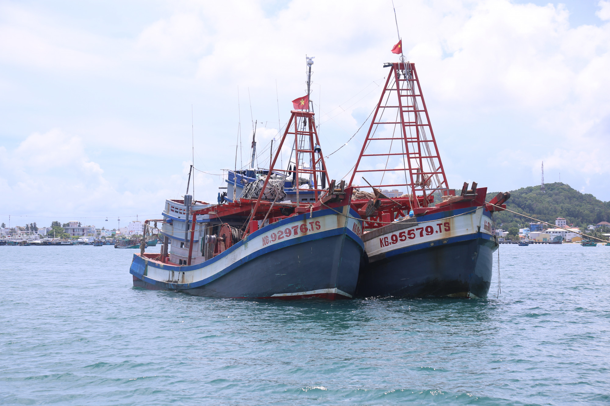 Hai tàu cá vận chuyển 30.000 lít dầu không rõ nguồn gốc bị phát hiện và bắt giữ