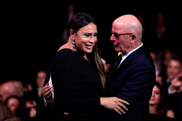 Karla Sofia Gascón và đạo diễn Jacques Audiard trong đêm bế mạc nhận thưởng tại LHP Cannes 2024 tối 25/5 