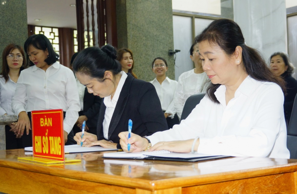 Phó chủ tịch thường trực Hội Liên hiệp Phụ Nữ TPHCM Lâm Thị Ngọc Hoa và Tổng biên tập Báo Phụ nữ TPHCM Lý Việt Trung viết sổ tang - Ảnh: Phùng Huy.