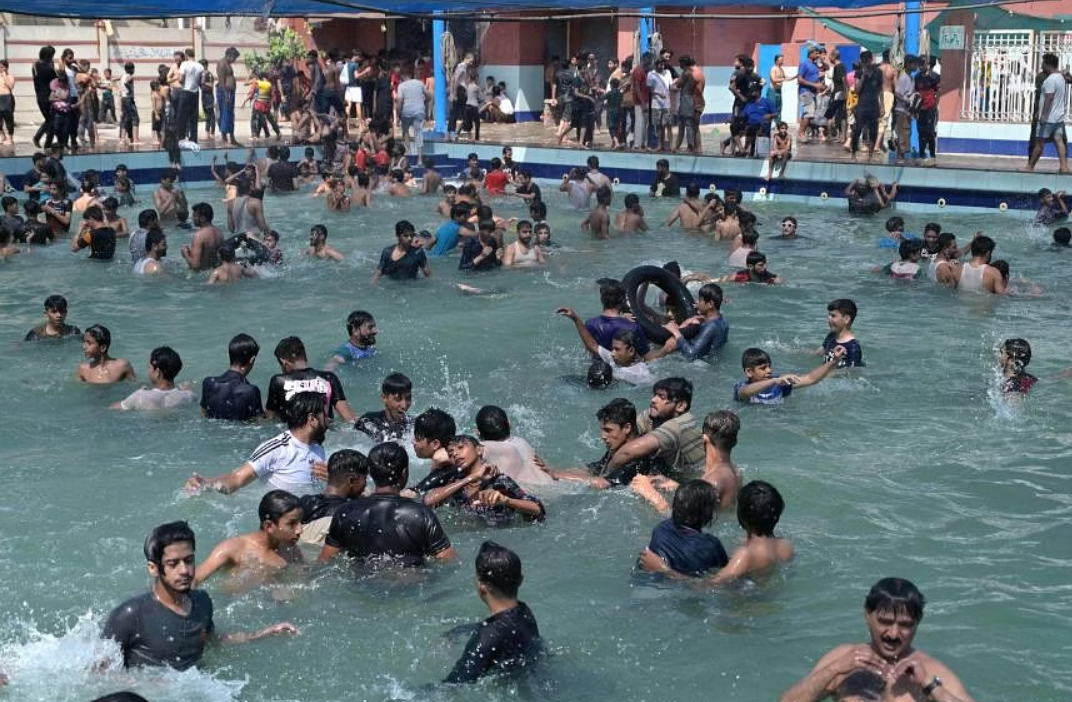 Người dân giải nhiệt trong bể bơi để chống nóng ở Lahore, Pakistan, ngày 26/5. ẢNH: EPA-EFE