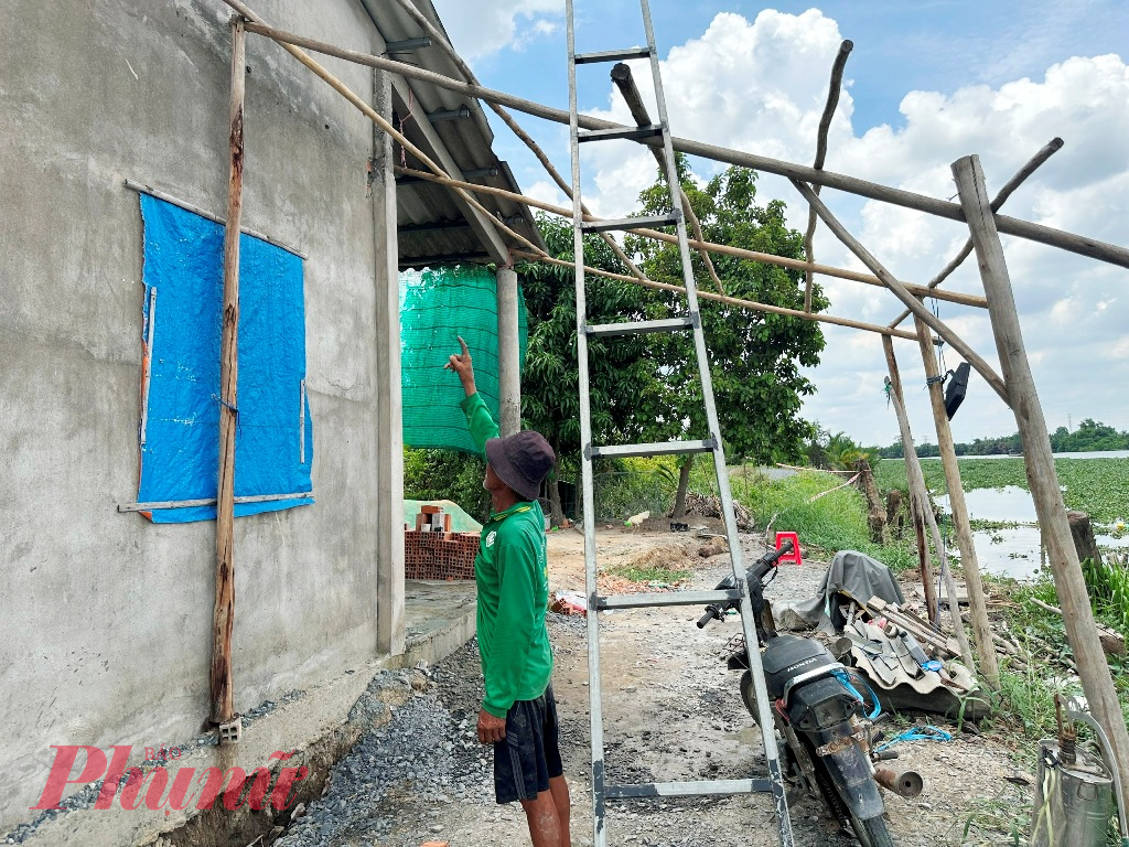 Nhằm hạn chế nguy cơ sạt lở, ông Long đã phải tháo dỡ mái che bên hiên nhà