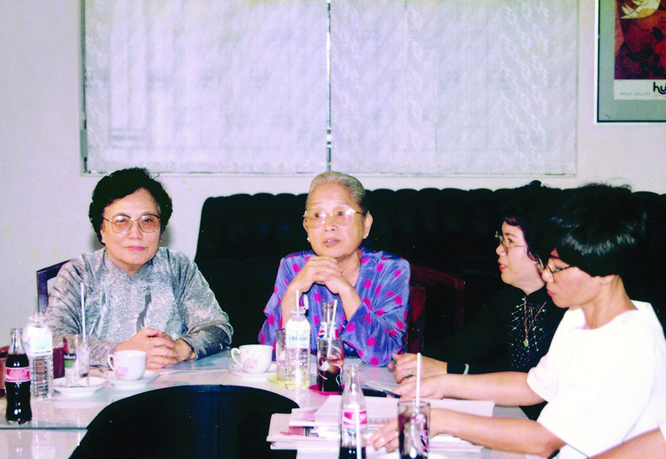 Bà Đỗ Duy Liên (thứ hai từ trái sang) tháp tùng Phó chủ tịch nước Nguyễn Thị Bình (bìa trái) đến thăm tòa soạn Báo Phụ nữ TPHCM tại số 188 Lý Chính Thắng, quận 3 (năm 1993) - ẢNH: PHÙNG HUY