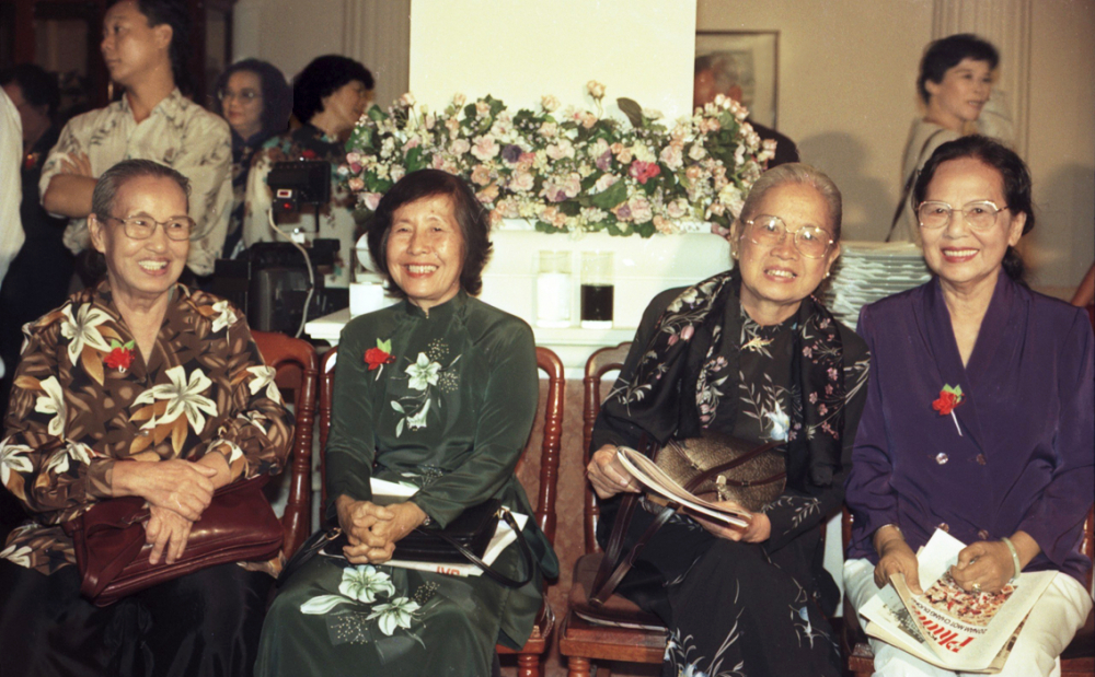 Bà Đỗ Duy Liên (thứ hai từ phải sang) tại buổi họp mặt kỷ niệm 20 năm  ngày phát hành số Báo Phụ nữ TPHCM đầu tiên vào năm 1995 - ẢNH: PHÙNG HUY