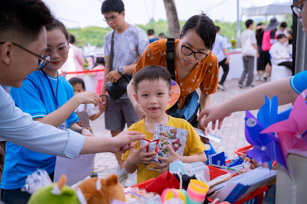 Các bạn nhỏ hào hứng tham gia trải nghiệm các trò chơi tại Ngày hội - Ảnh: PMH