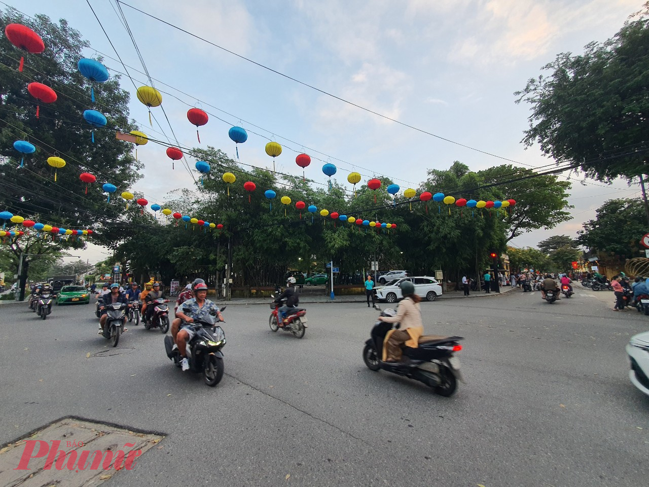 Về lý do biến các khu “đất vàng” thành công viên, nhất là các khu đất đắc địa nằm bên cạnh khu phố cổ, ông Sơn cho biết: “Một mặt để tạo thêm cảnh quan cho thành phố, thứ hai là tạo khoảng thở cho đô thị. Bởi vì khu phố cổ Hội An ở trong diện tích rất hẹp, khoảng 1km2 mà phải gánh một lượng du khách rất đông, có thời điểm cả 10 ngàn người, cùng với dân số sống trong đó khoảng hơn 3 ngàn người thành ra rất chật chội. Cái chật này là do kiến trúc đặc trưng của phố cổ ngày xưa, làm theo dạng nhà ống liền kề, cũng là cái đẹp của Hội An; do đó nay chúng ta phải tạo thêm những khoảng thở”.