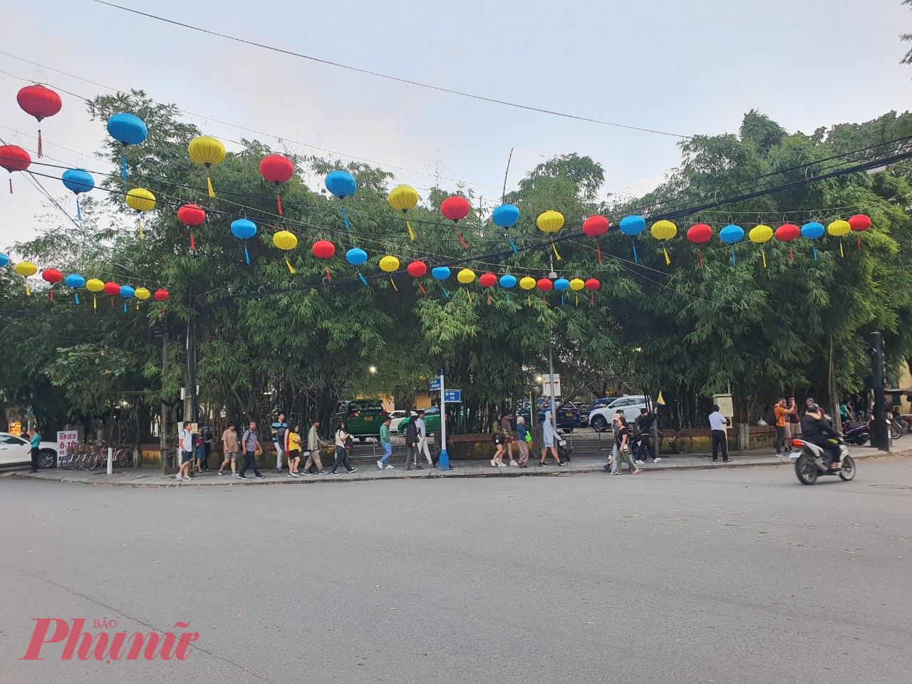 Ngoài ra, khu đất quán café Tình thương ở giao lộ Trần Hưng Đạo-Lê Lợi-Nguyễn Trường Tộ khoảng 2.000m2 cũng được chính quyền Hội An chủ trương chuyển đổi thành công viên cây xanh kết hợp bãi đậu xe.