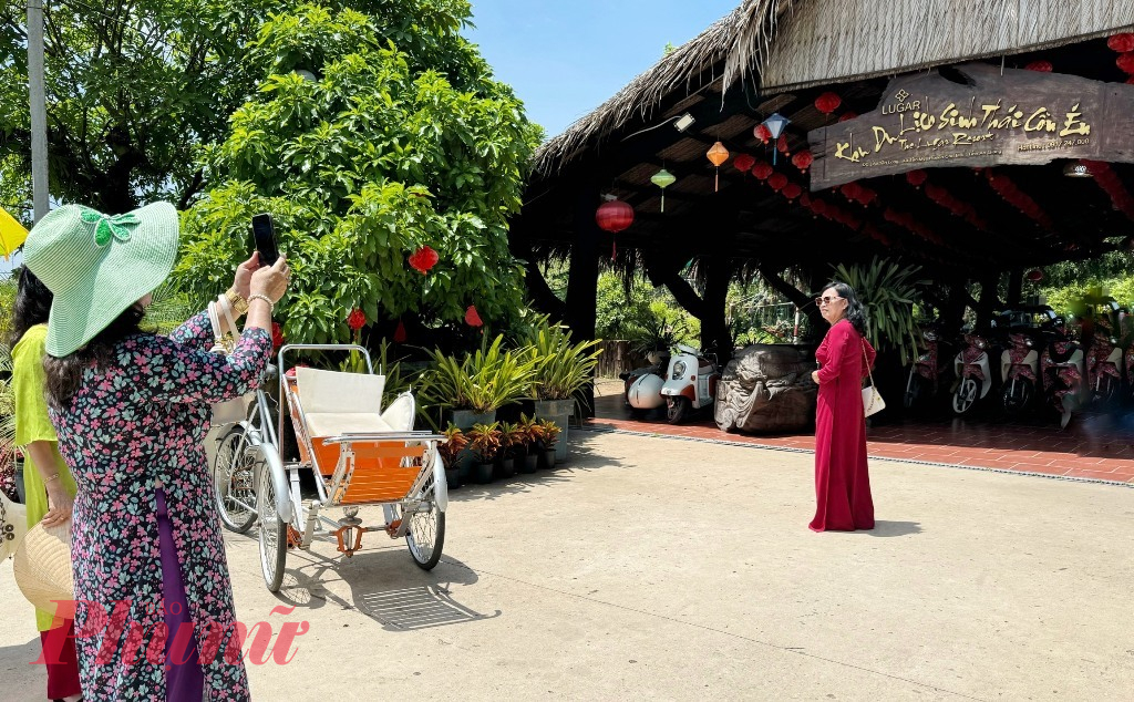 Tác phẩm điêu khắc “Tranh phong cảnh làng quê Việt Nam” đang được trưng bày tại Khu du lịch sinh thái Cồn Én (xã Tấn Mỹ, huyện Chợ Mới, tỉnh An Giang) của ông Nghỉ