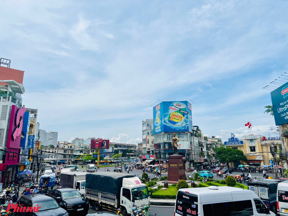 Đồng thời, Cụm di tích lịch sử, địa danh tham quan: Nhà lưu niệm Bác Hồ, UBND TPHCM, Nhà hát Thành phố, đường Nguyễn Huệ, Khu lăng mộ Petrus Ký, khu bán tranh đường Trần Phú, Khách sạn Đồng Khánh, Hào Sĩ Phường, Khu phố Tây