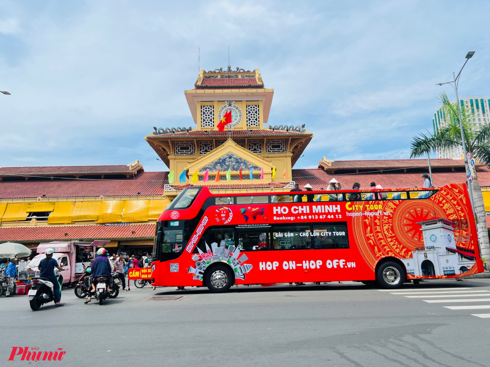 Ngày 29/5, Công ty TNHH Ảnh Việt Hop on – Hop off Việt Nam (đơn vị vận hành buýt hai tầng tại TPHCM) tổ chức khai trương tuyến vận chuyển khách du lịch bằng xe hai tầng thoáng nóc Sài Gòn – Chợ Lớn. Xe sẽ đi qua 25 tuyến đường thuộc quận 1- quận 5 – quận 6. (Trong ảnh: Xe buýt hai tầng đưa, đón khách trước chợ Bình Tây - quận 6.)