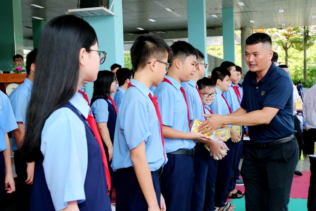 Học sinh Trường THCS Nguyễn Văn Tố trong lễ tổng kết năm học 2023-2024 - Ảnh: Facebook nhà trường