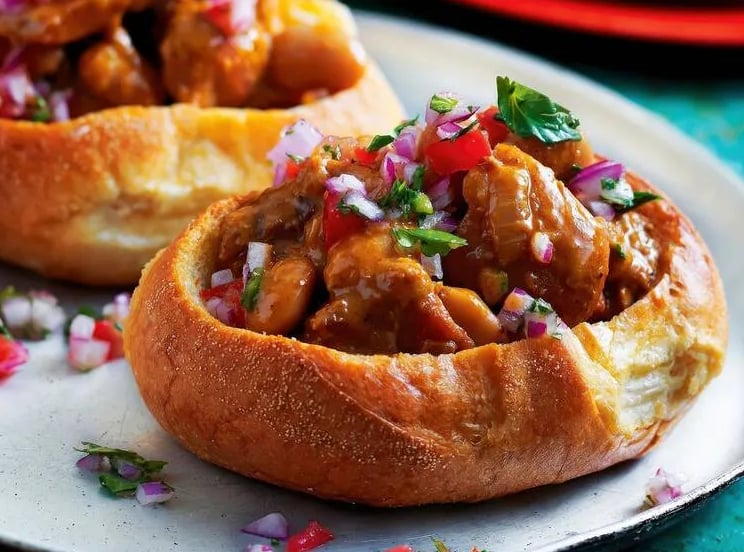 Bunny chow, món ngon đường phố truyền thống của Nam Phi