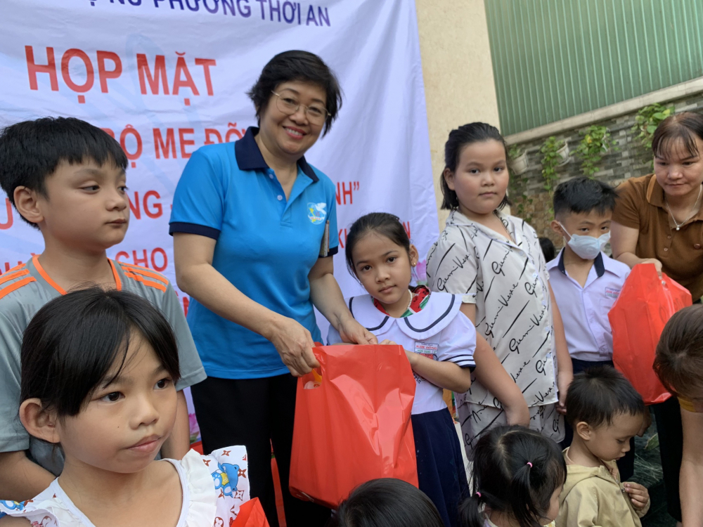 Chị Nguyễn Thị Kim Liên dành nhiều sự quan tâm, chăm lo cho các em học sinh.