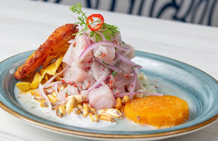 Món ceviche, kèm theo khoai lang, chifle, bánh ngô