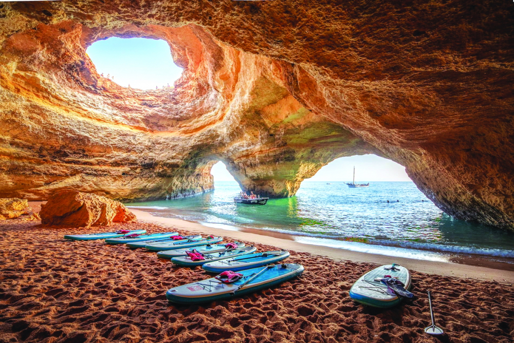 Du khách có thể tiếp cận  và khám phá hang động Benagil bằng thuyền,  thuyền kayak hoặc ván chèo
